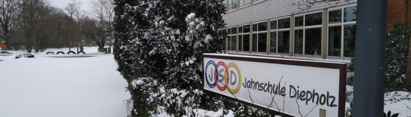 Das Bild zeigt das Gebäude der Jahnschule im Schnee.